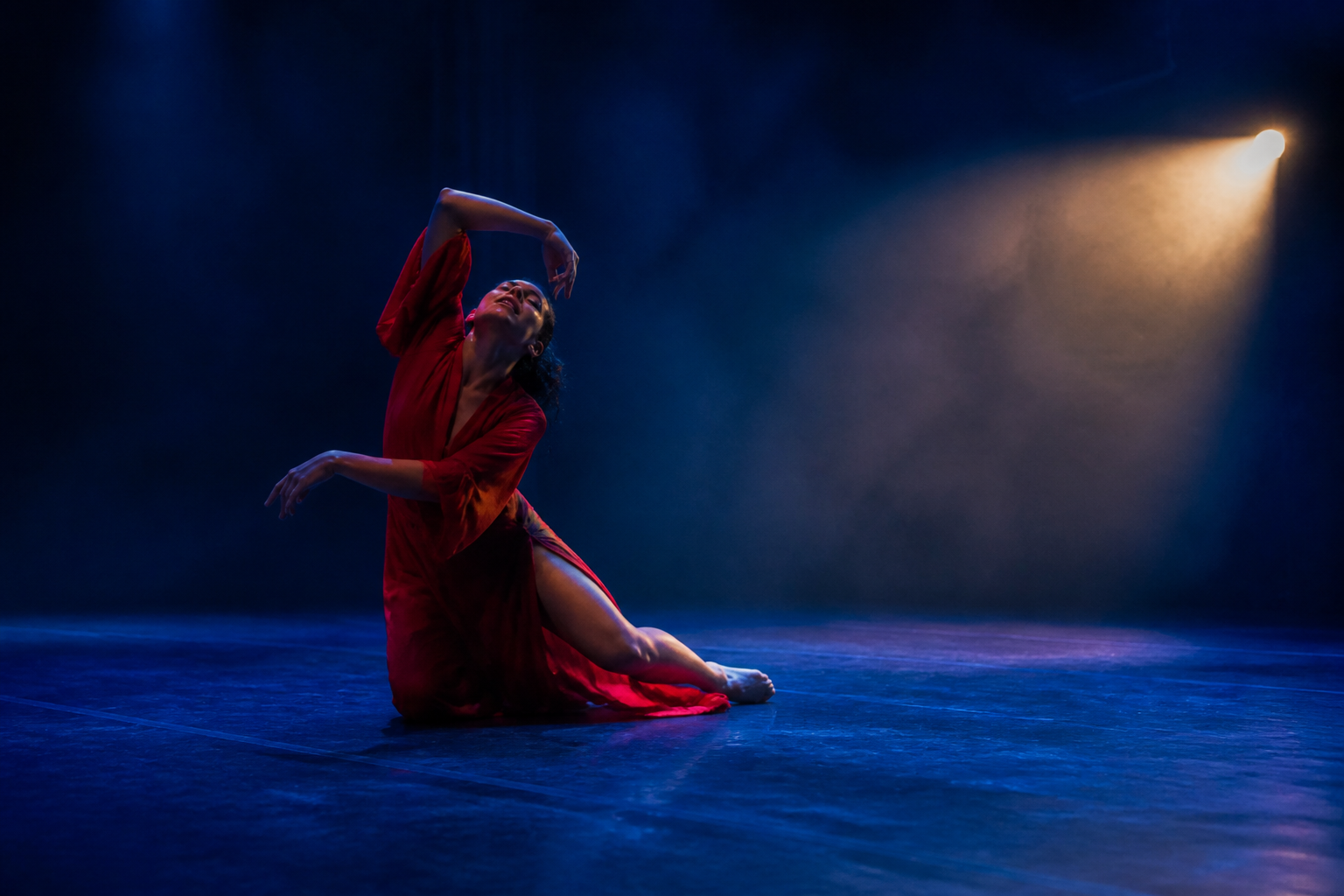 Danseuse sur scène bleue